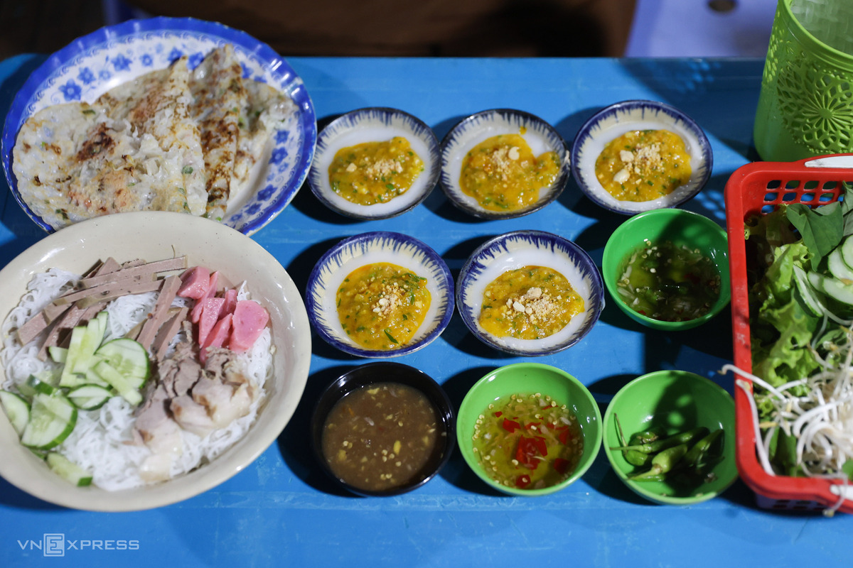 Ngoài bánh xèo, quán còn phục vụ một số món mang phong vị ẩm thực Quảng Ngãi như bánh bèo, bánh đập, ram bắp và bún mắm nêm. Các món có giá từ 10.000 đến 40.000 đồng mỗi phần.