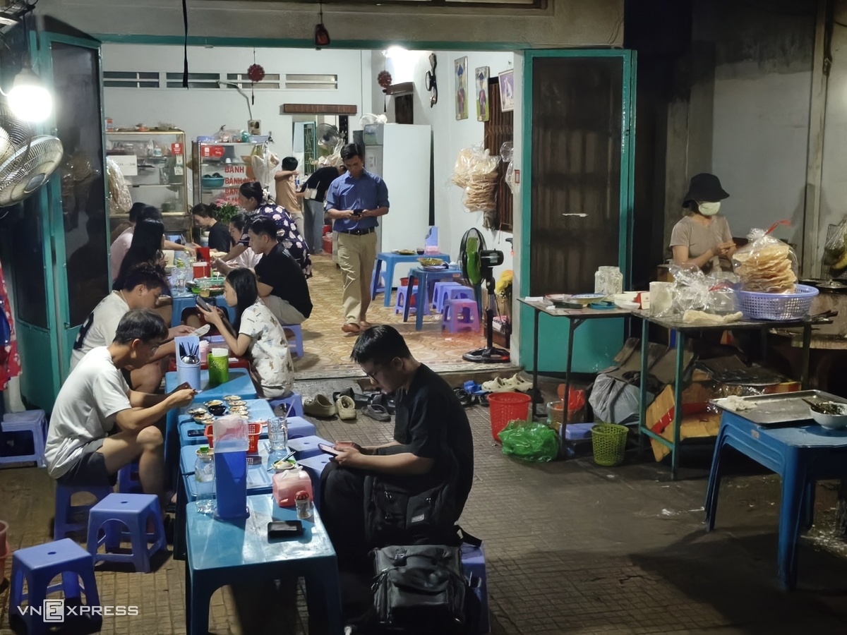 Bánh xèo củi trong hẻm sâu hút khách tại TP HCM - 12