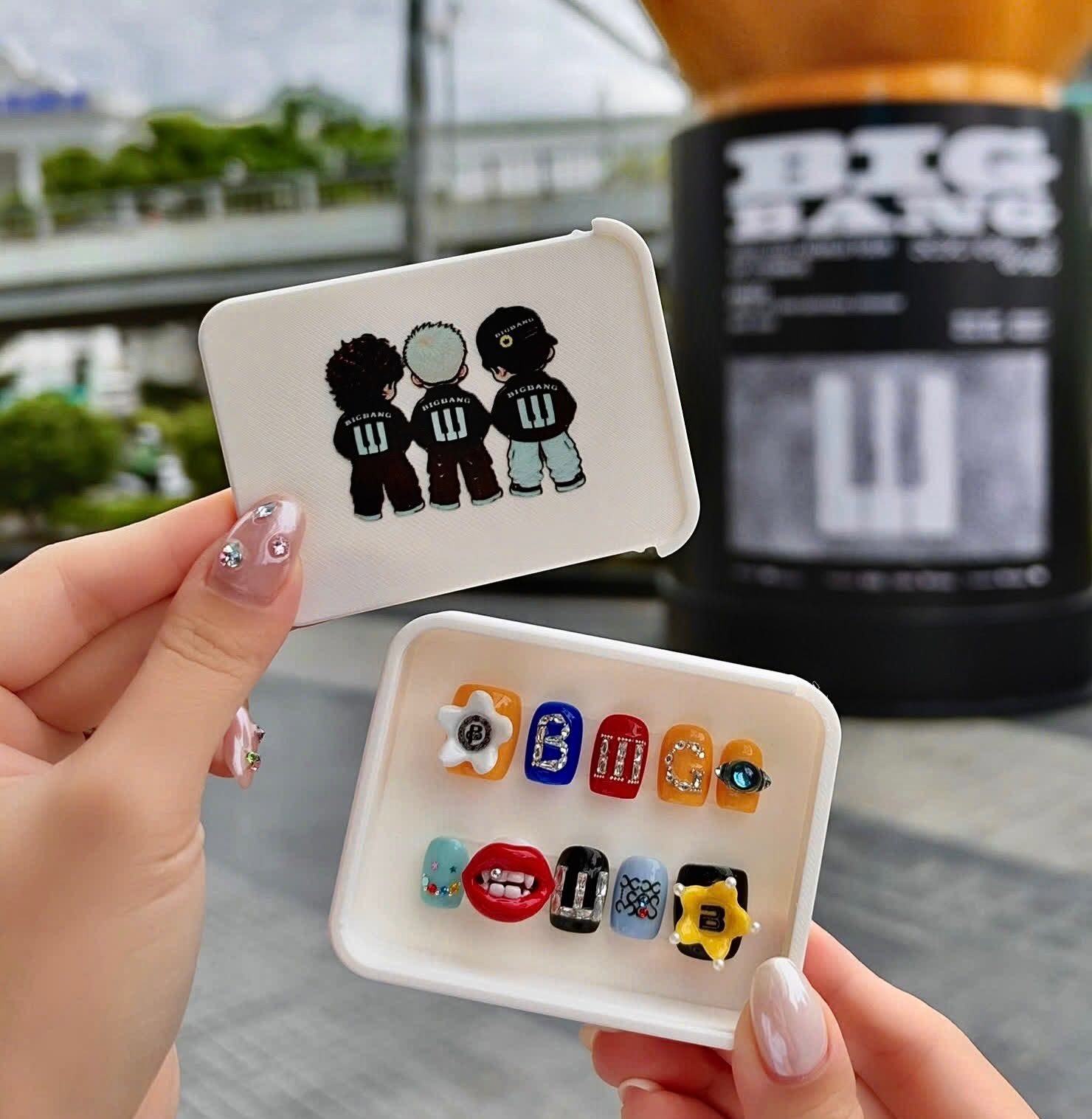 Nhiều cửa hàng quảng cáo dịch vụ làm móng tay, làm tóc trước concert BIGBANG. (Ảnh: FBNV)