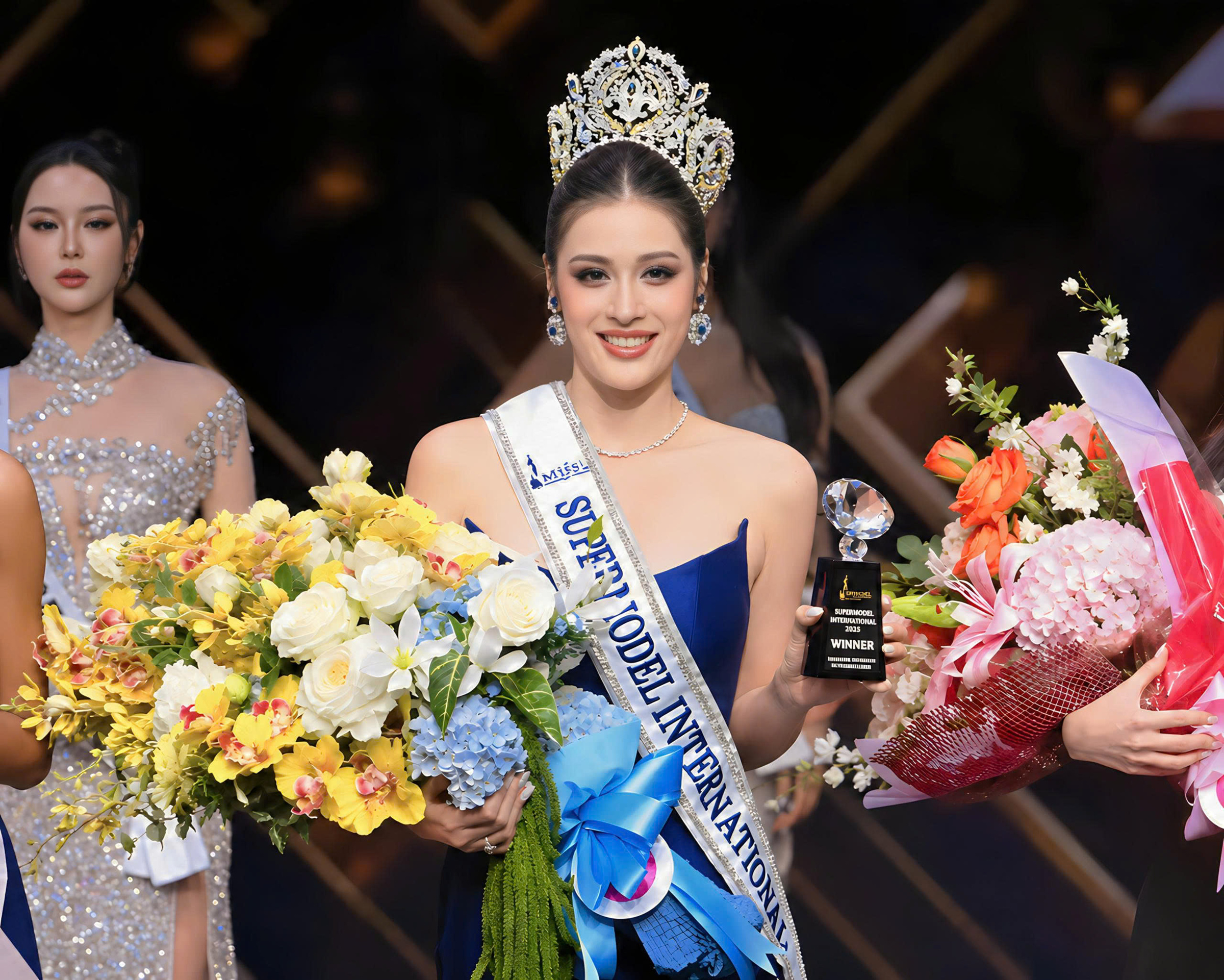 Mai Anh khi đăng quang Siêu mẫu Quốc tế 2022.