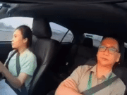 Đang tập lái ô tô, nữ học viên cúi người chỉnh dép khiến thầy dạy 'hết hồn'