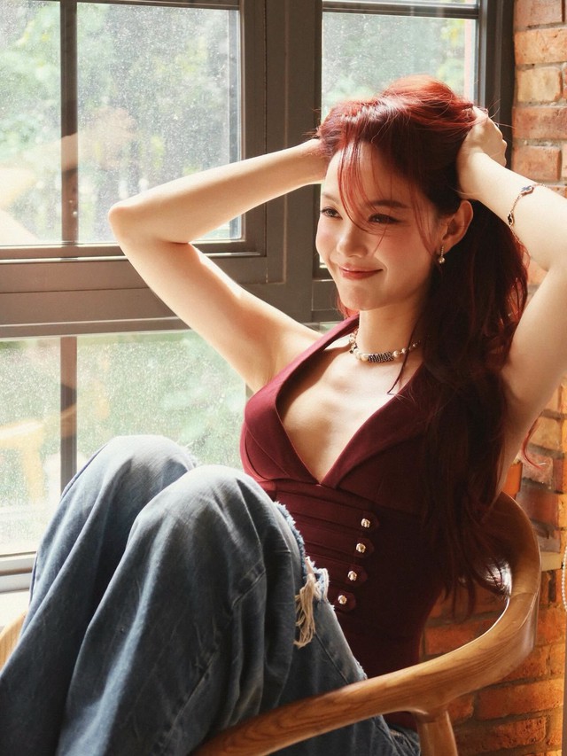 Cộng đồng mạng lại được phen dậy sóng trước động thái mới nhất của Minh Hằng trên trang cá nhân. Với dòng trạng thái đầy tự tin Huyền thoại đã trở lại, nữ nghệ sĩ đa tài đã chính thức khoe bộ ảnh mới, thu hút hàng chục ngàn lượt tương tác và bình luận từ người hâm mộ.
