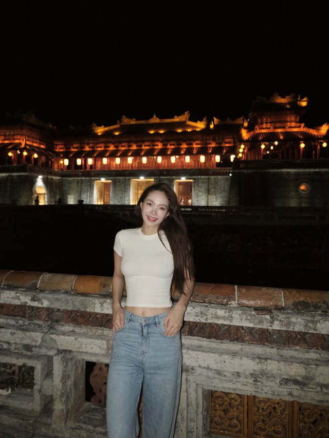 Trước đó, Minh Hằng cũng gây sự chú ý khi chia sẻ hình ảnh xinh tươi, trẻ trung khi có chuyến thăm Cố đô Huế.