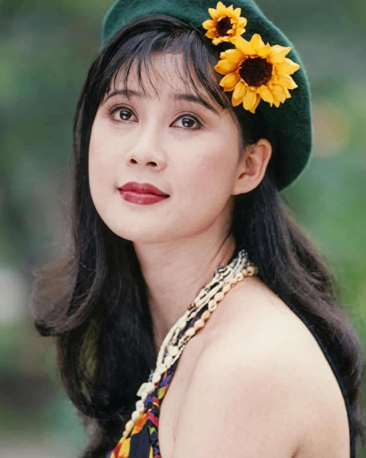 Diễm Hương vào nghề từ thuở đôi mươi. Chị nhanh chóng gây tiếng vang qua các vai phụ đầu tay trong Con gái ông thứ trưởng, Tình xa, được nhiều đạo diễn tên tuổi đương thời chú ý. Cặp Lý Hùng - Diễm Hương bắt đầu nổi tiếng từ Phạm Công - Cúc Hoa do Lưu Bạch Đàn đạo diễn, phát hành năm 1989. Phim chuyển thể từ truyện cùng tên, xoay quanh chuyện tình vượt cõi âm dương của vợ chồng Phạm Công - Cúc Hoa. Tác phẩm mở ra sự nghiệp điện ảnh cho Diễm Hương với loạt vai chính trong Kiều Nguyệt Nga, Tấm Cám.