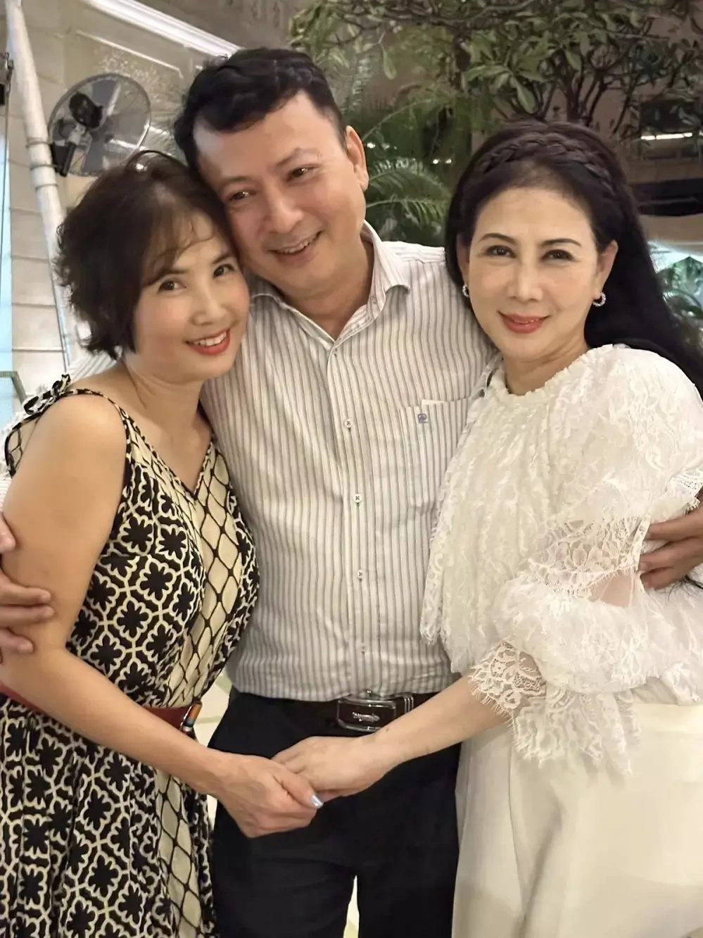 Hiện Diễm Hương sống cùng gia đình tại Mỹ, con cái đều đã trưởng thành. Cựu diễn viên thấy cuộc sống viên mãn, không có ý định trở lại với phim ảnh. Năm ngoái chị về nước thăm bạn bè, người thân, tái ngộ diễn viên Thiệu Ánh Dương (giữa) và Thanh Huyền (trái).