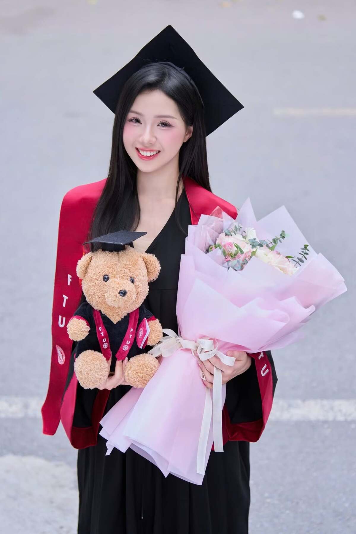 Cô từng đoạt giải Người đẹp toàn năng tại cuộc thi Duyên dáng Ngoại thương 2022, tốt nghiệp xuất sắc ngành Kinh tế Quốc tế của trường. Bên cạnh đó, người đẹp còn từng đạt học bổng Quỹ khuyến học, khuyến tài Đinh Bộ Lĩnh do tỉnh Ninh Bình trao tặng.