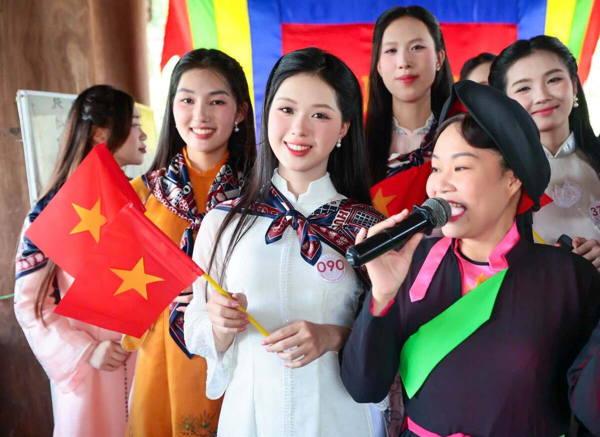 Người đẹp khi tham gia một hoạt động đồng hành, quảng bá văn hóa truyền thống thuộc khuôn khổ cuộc thi.