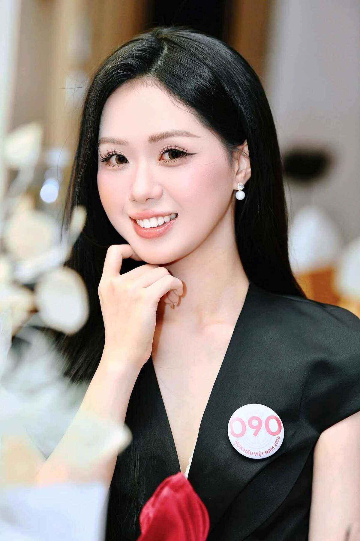 Từ thời phổ thông, Khánh Vi đã có thành tích học tập nổi bật. Cô đạt giải nhì môn ngữ văn trong kỳ thi chọn học sinh giỏi thành phố năm 2015-2016, giải ba môn tiếng Anh trong kỳ thi chọn học sinh giỏi lớp 12 cấp tỉnh năm 2021-2022. Cô cũng có thành tích xuất sắc trong công tác Đoàn và phong trào thanh niên.