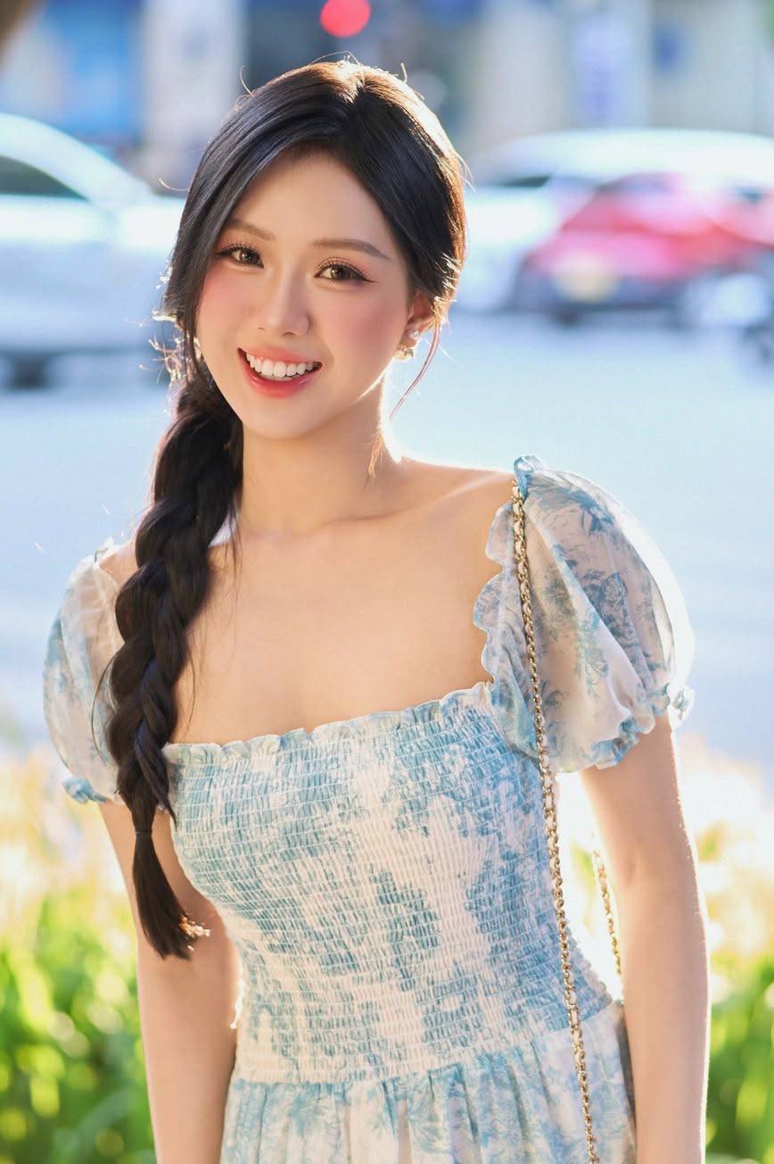 Ở đời thường, Khánh Vi yêu thích phong cách nữ tính, ngọt ngào với những chiếc đầm dài hoặc dáng xòe với các chi tiết bèo nhún.