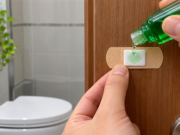 Nhà đẹp - Chỉ một miếng dán này lên cửa nhà vệ sinh, muỗi biến mất, nhà thơm phức tức thì