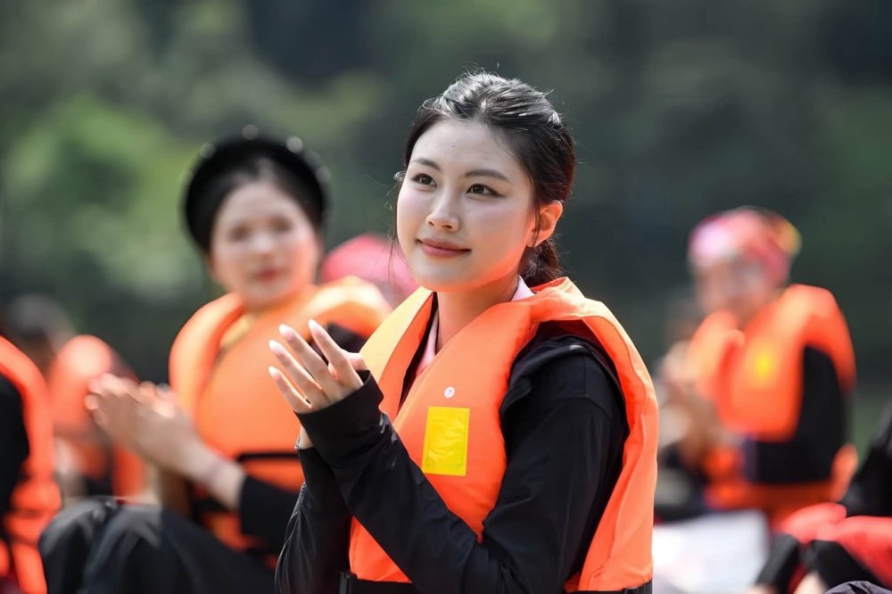 Trần Xuân Khánh Linh có thành tích học tập nổi bật, khả năng sử dụng nhiều ngoại ngữ.