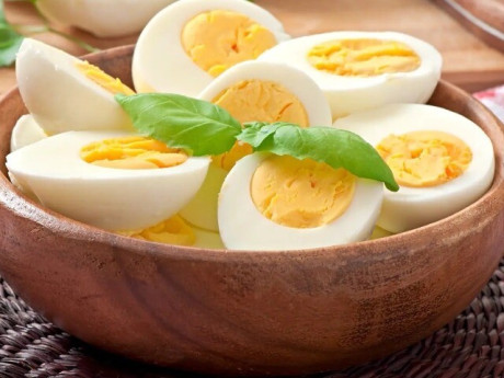 Luộc trứng đừng vội cho ngay vào nồi nước, nhớ 5 mẹo này để bóc vỏ nhẹ tênh