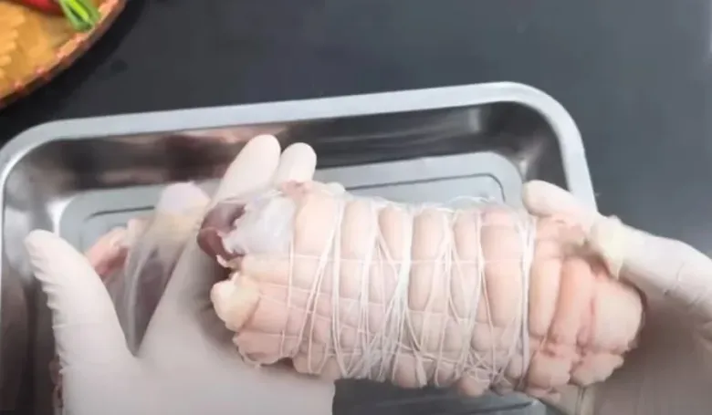 Luộc thịt chân giò hay bị thâm, miếng không đẹp, bếp trưởng nói: Phải làm thế này miếng nào cũng trắng thơm, thái đều tăm tắp - 2
