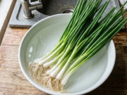 Bếp Eva - Mua hành lá về vài hôm là hỏng, nhúng nó vào nước rẻ tiền này rồi cất, hành để cả tháng vẫn tươi nguyên