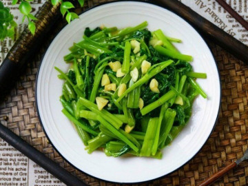 Xào rau muống hay bị thâm đen, hóa ra bỏ quên bước này, giờ biết rồi nấu lần nào cũng ngon giòn, xanh mướt