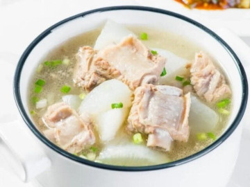 Hầm sườn, người chần nước sôi, người ninh thẳng, đầu bếp bảo "sai rồi", làm thế này mới ngon