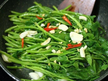 Xào rau lang hay bị thâm đen, làm ngay điều này rau xào lần nào xanh mướt lần đó lại không bị chát