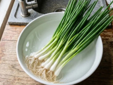 Mua hành lá về vài hôm là hỏng, nhúng nó vào nước rẻ tiền này rồi cất, hành để cả tháng vẫn tươi nguyên
