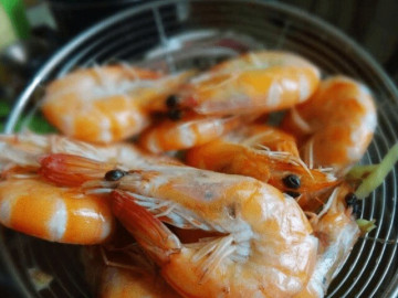Bếp Eva - Luộc tôm, cho thêm gì khử tanh là tốt nhất, nhiều người cho thứ quen thuộc nhưng lại sai