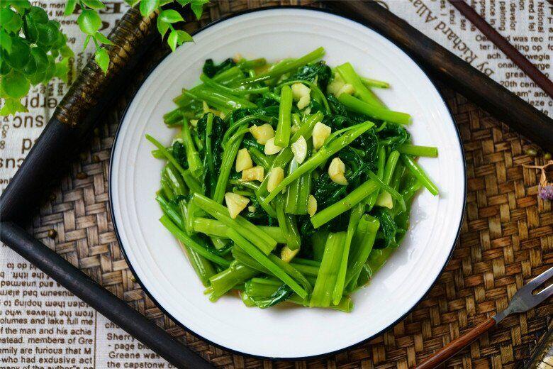 Xào rau muống hay bị thâm đen, hóa ra bỏ quên bước này, giờ biết rồi nấu lần nào cũng ngon giòn, xanh mướt - 3