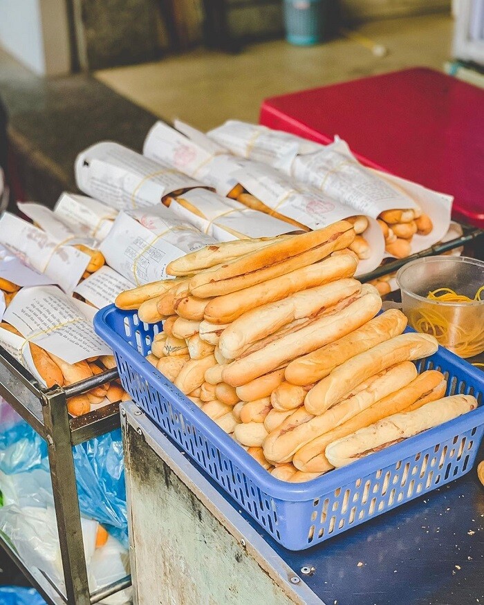 Món bánh mì cay là đặc sản Hải Phòng