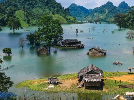 "Vịnh trên núi" xanh mát cách Hà Nội 220km, khách ngồi thuyền đi tham quan