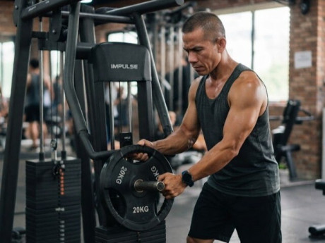Nam giới tuổi 40 tập cơ ngực, khi nào nên tăng mức tạ?