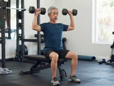 Chuỗi bài tập 15 phút với tạ hỗ trợ tăng cường sức mạnh tuổi 60