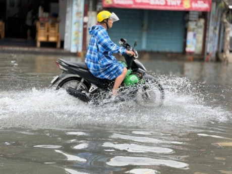 Nhà cửa chìm trong nước, khu biệt thự ở TP.HCM dùng máy bơm vẫn chưa thoát ngập