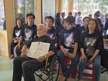 Xét xử tài xế gây tai nạn làm nữ sinh 14 tuổi tử vong: Ông nội 100 tuổi của nạn nhân đến tòa