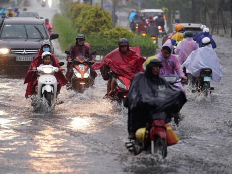 TPHCM và Nam Bộ mưa lớn, sấm sét dồn dập do nhiễu động gió Đông