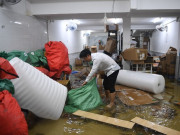 Tin tức - Cảnh nửa đêm cẩu ô tô khỏi nước ngập, trăm xe máy xếp hàng chờ sửa ở TPHCM
