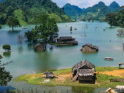 Lifestyle - "Vịnh trên núi" xanh mát cách Hà Nội 220km, khách ngồi thuyền đi tham quan