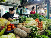 Tiêu dùng - Mưa ngập kéo dài khiến giá rau TP.HCM tăng mạnh, người tiêu dùng thêm áp lực