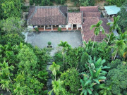 Lifestyle - Ngôi nhà gỗ mít gần 160 năm tuổi lưu giữ chiếc bàn cổ tự xoay kỳ lạ