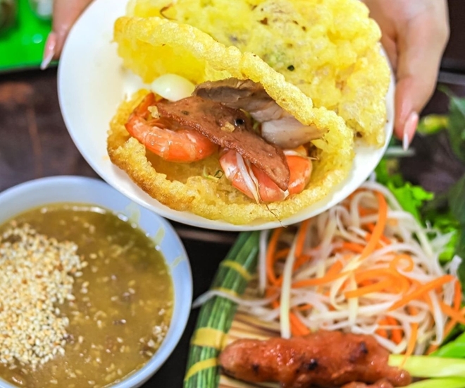 Giá một chiếc bánh khoái dao động từ 10.000 - 15.000 đồng