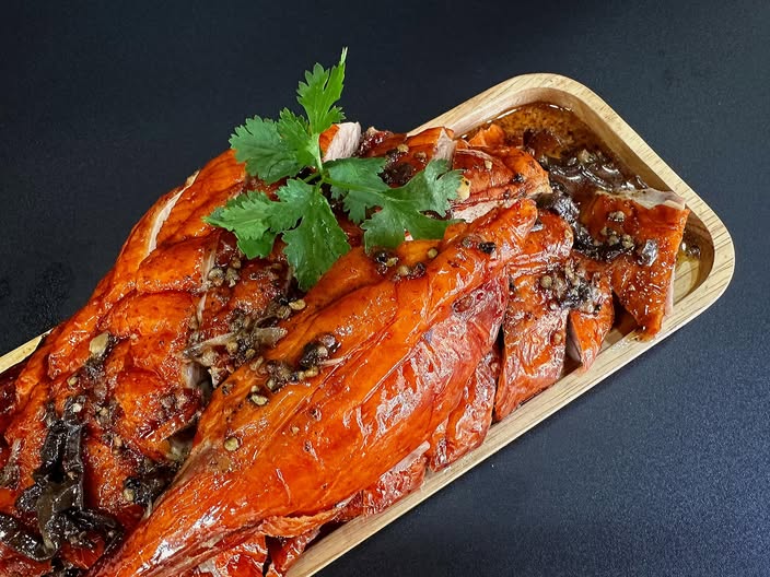 Món vịt quay có phần xốt tiêu cay