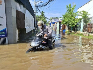 Ngập sâu ở Thủ Đức: Chưa đầy nửa giờ nước tràn vào nhà