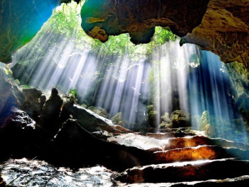 Lifestyle - Hang động kỳ thú ở Ninh Bình, du khách đi thuyền giữa "dải ngân hà"