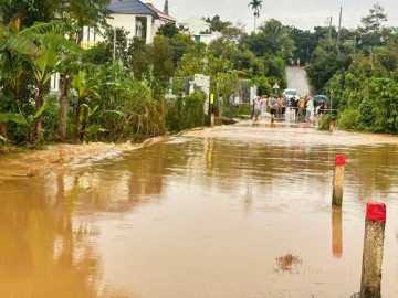 Đường Đà Lạt ngập hơn một mét, hàng loạt xe máy bị nhấn chìm
