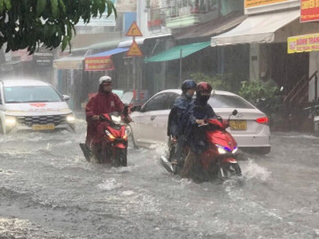 Mưa chiều cuối tuần, nhiều tuyến đường TPHCM lại ngập