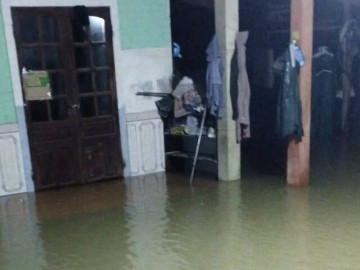 Mưa lớn, nước tràn vào nhà dân trong đêm