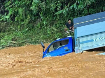 Ô tô tải bị lũ cuốn trôi ở Đà Lạt, 3 người may mắn thoát nạn