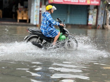 Tin tức - Nhà cửa chìm trong nước, khu biệt thự ở TP.HCM dùng máy bơm vẫn chưa thoát ngập