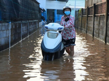 Triều cường dâng cao từ sáng sớm, phố phường Đồng Nai mênh mông nước