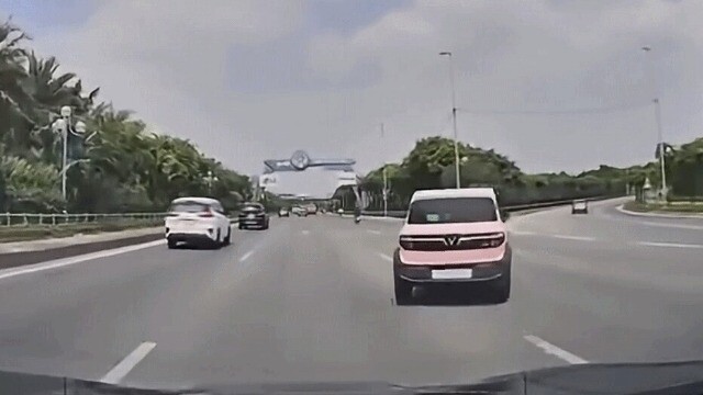 Clip: Ô tô con chạy cắt ngang đường xô ngã xe máy