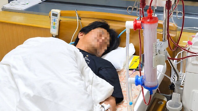 Chàng trai 24 tuổi phải chạy thận suốt đời vì 2 thói quen 1 'thừa' 1 'thiếu'