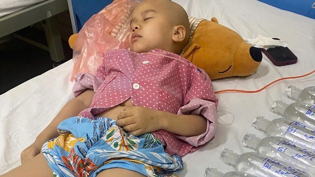 Bé gái chưa tròn 7 tuổi mắc ung thư xương, từng bước giành lại tuổi thơ