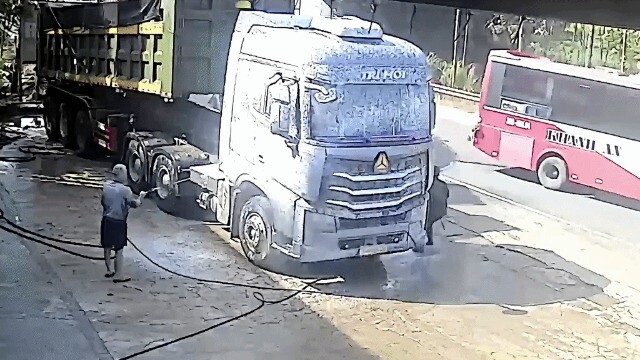 Clip: Xe bồn tông xe ben rồi lật nghiêng, đè trúng xe máy