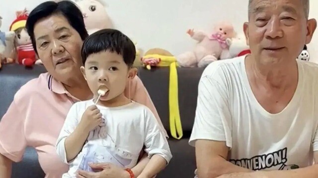 Sinh con ở tuổi 67, 7 năm con gái nhỏ chịu cảnh xa cha mẹ